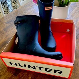 Hunter Original Short Back Adjustable Rain Boots.  Color: Navy. Size 10